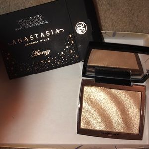 Anastasia Beverly Hills x Amrezy Highlighter
